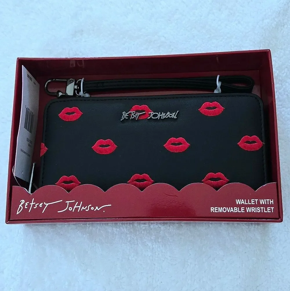 Betsey Johnson Embroidered🪡 Red Lips💋 Zip Around Wristlet - NIB